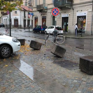Borgo Rossini, danneggiati i dissuasori della “piazzetta”