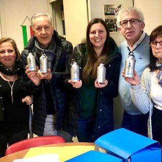 Nichelino contro l'utilizzo di plastica, in distribuzione ai dipendenti comunali le nuove borracce in alluminio