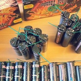 A Torino la Finanza scopre 5 depositi clandestini di fuochi d'artificio, sequestrati 25 mila pezzi