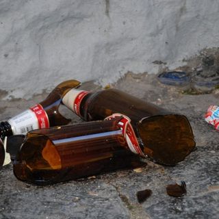 Pedina la ex ragazza e le scaglia addosso una bottiglia di birra: arrestato