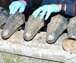 Pinerolo: rubavano ornamenti nei cimiteri, arrestati due italiani di 45 e 68 anni