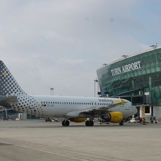 Aereo Vueling sulla pista di Torino Caselle