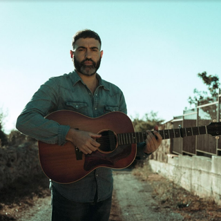 Buzzy Lao ha pubblicato l'ultimo singolo "Fango"