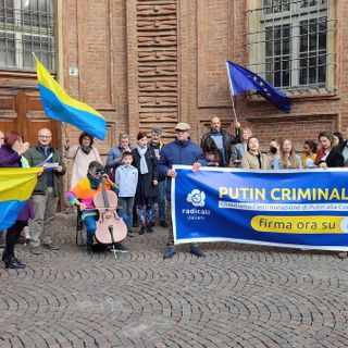 L'inno dell'Ucraina risuona a Torino con Radicali e +Europa: “Putin criminale di guerra” [FOTO + VIDEO]