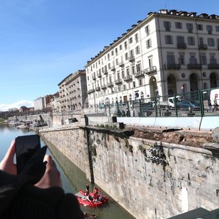 Bus nel Po, la tragedia diventa spettacolo: via vai di curiosi mentre si recupera quel che resta nel fiume [FOTO E VIDEO]