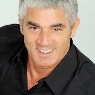 Cabaret in piazza: Biagio Izzio sul palco della piazza commerciale Botticelli
