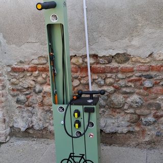 Gurgliasco, nel parco naturale Le Serre una colonnina per la carica e la manutenzione di bici e monopattini elettrici