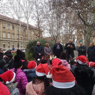 Un defibrillatore, una telecamera e un giardino salvato dall’arte dei bambini: così rinascono i Giardini Allievo [FOTO]
