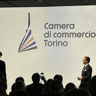 persone su un palco davanti a una platea gremita