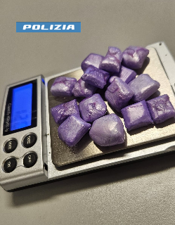 Scappa dalla polizia e tenta di ingoiare 15 ovuli di droga: arrestato pusher 19enne a Pozzo Strada