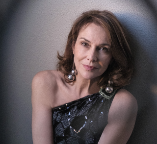 Valeria Cavalli, l'attrice torinese torna al cinema al fianco di Danny De Vito con &quot;Ops! È già Natale&quot;
