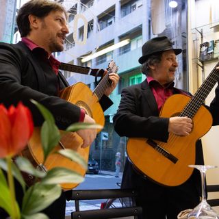 Serenate al tavolo per San Valentino all'Osteria Rabezzana: lo spettacolo con Simone Campa e Angelo Palma