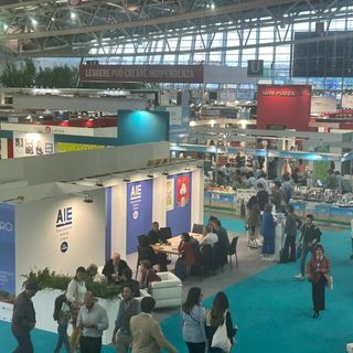 Le note di &quot;Faccetta Nera&quot; dagli altoparlanti del Salone del Libro