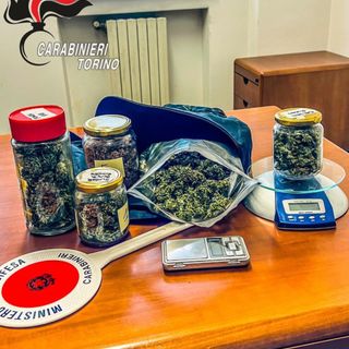 San Giorio di Susa, lancia dal finestrino uno zaino pieno di marijuana: inseguito e fermato dai Carabinieri