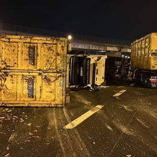 Camion carico di legname si ribalta in tangenziale: ferito il conducente