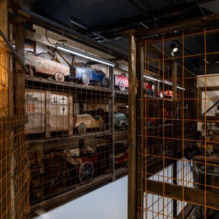 Al Mauto, la mostra per riscoprire il piacere di giocare con le auto di Robert Kuśmirowski