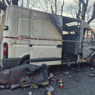 Incendi nella notte a Mirafiori nord: dati alle fiamme bidoni dell'immondizia e un furgone