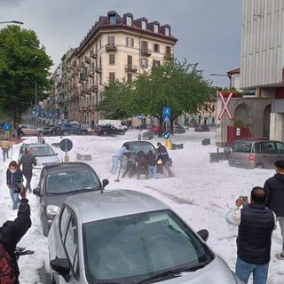 Borgo Dora &quot;affoga&quot; nei vecchi incubi, strade e negozi allagati dopo la tempesta: &quot;Siamo stufi&quot;