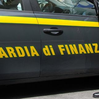 portiera dell'auto della guardia di Finanza