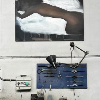 Leinì, l'officina Moduloventisei si trasforma in una galleria d'arte per la mostra collettiva di 22 artisti