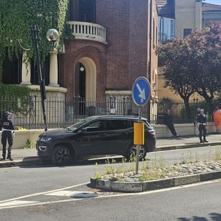 Macchina contro palo della luce in corso Quintino Sella: traffico e bus deviati
