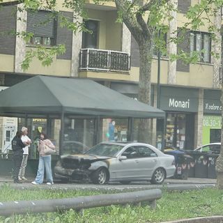 Mercedes prende fuoco da sola in corso Traiano