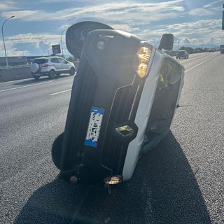 Furgone ribaltato in tangenziale all'altezza di sito: ferito il conducente