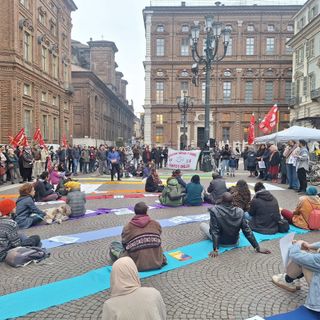 Flash mob in piazza Carignano contro i CPR: &quot;Buco nero nel cuore della democrazia&quot; [FOTO]