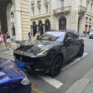 Maleducazione su ruote in centro Torino: Maserati in sosta sulle strisce Maleducazione su ruote in centro Torino: Maserati in sosta sulle strisce