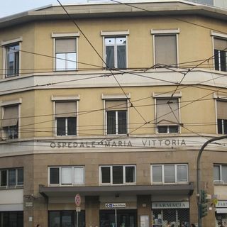Furto tra le corsie del Maria Vittoria: 60enne si aggira tra i reparti con delle forbici e ruba un cellulare