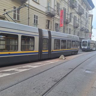 Traffico in tilt in piazza Vittorio Veneto: sei tram bloccati con le doppie frecce