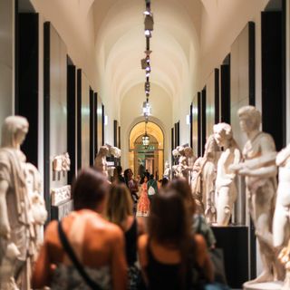 Una notte al Museo di Antichità con Guerrilla Spam: la mostra che mette in dialogo arte antica e contemporanea
