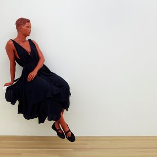 Lucy McKenzie, Sitting Mannequin (Greek pottery, Quatre Mouchoirs), 2021. Courtesy MEYER KAINER