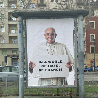 &quot;In un mondo di odio, sii Francesco&quot;. Villa omaggia il Papa