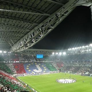 La Juve fa gol nella solidarietà: i dirigenti donano le ferie per i lavoratori dei negozi chiusi per Covid