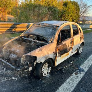 Veicolo in fiamme sulla tangenziale Sud a Rivalta: traffico rallentato