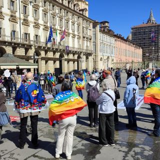 “La guerra non è mai la soluzione”: da piazza Castello un monito per la pace e contro le armi