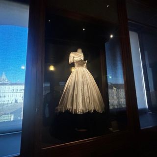 Dalle tuniche medievali agli abiti da sposa: la moda del bianco attraverso sei secoli in mostra a Palazzo Madama