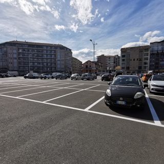 Piazza Bengasi: terminate le strisce bianche dei parcheggi non a pagamento