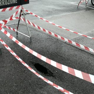 Maltempo, cede l'asfalto vicino al Fila
