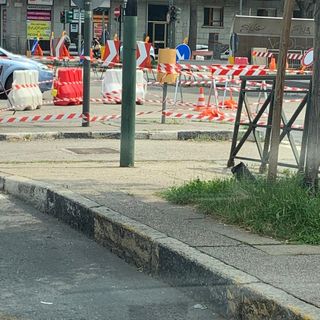 Compie una settimana la buca del sottopassaggio del Lingotto: il cantiere è ancora lì