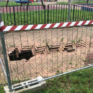 Parella, una buca pericolosa nei giardini di via Mosso spaventa i residenti