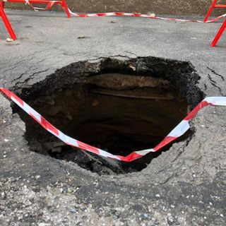 A Parella la buca di via Viverone sprofonda sempre di più