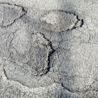 Asfalto e marciapiedi &quot;colabrodo&quot; e niente illuminazione pubblica: i cittadini chiedono la riqualificazione di via Veglia