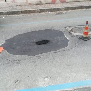 In corso Bramante si apre crepa nell'asfalto, disagi per chi arriva da via Zino Zini