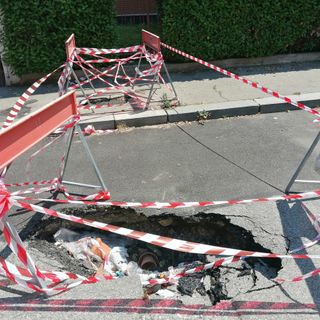 La buca di via Vistrorio aveva compiuto un anno. E ora ha superato anche la pandemia