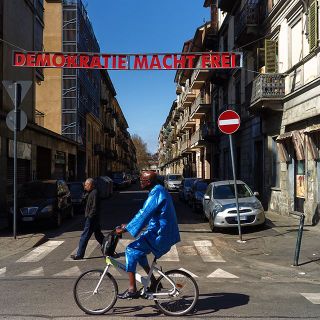 “Demokratie macht frei”, l'opera d'arte che sacralizza Aurora