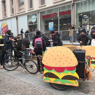 Pranzo di protesta degli studenti davanti al Burger King: &quot;Impediamo ai privati di lucrare su di noi&quot; (VIDEO)
