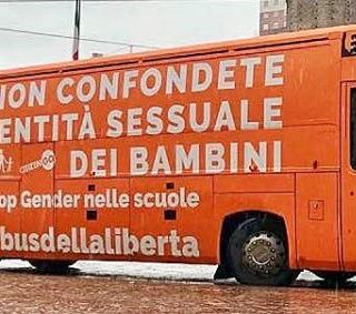 Il bus della libertà alla fine arriva a Torino nonostante lo stop del Comune