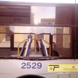 Scoppia il vetro di un bus: paura sulla linea 13